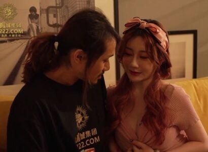 A linda garota está animada por estar com um cara bonito