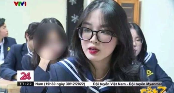 Duas crianças lindas se atacam com entusiasmo