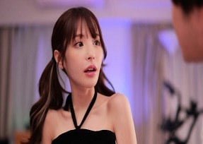 Kana Momonogi interpreta no filme.