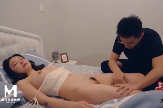 Escondendo -se ao convidar madrasta para se casar